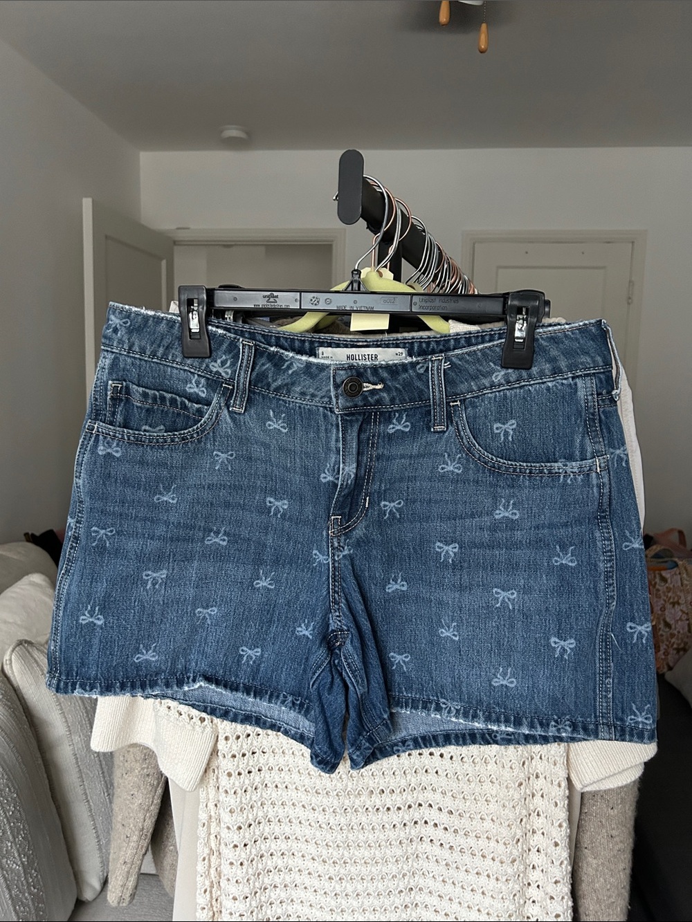 Hollister Low-Rise Baggy Short. Size 8. 5” inseam.
